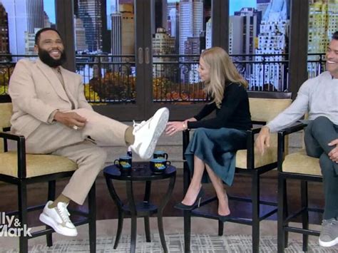 anthony naked|Kelly Ripa Asks For A “Preview” Of Anthony Anderson’s “Butt。